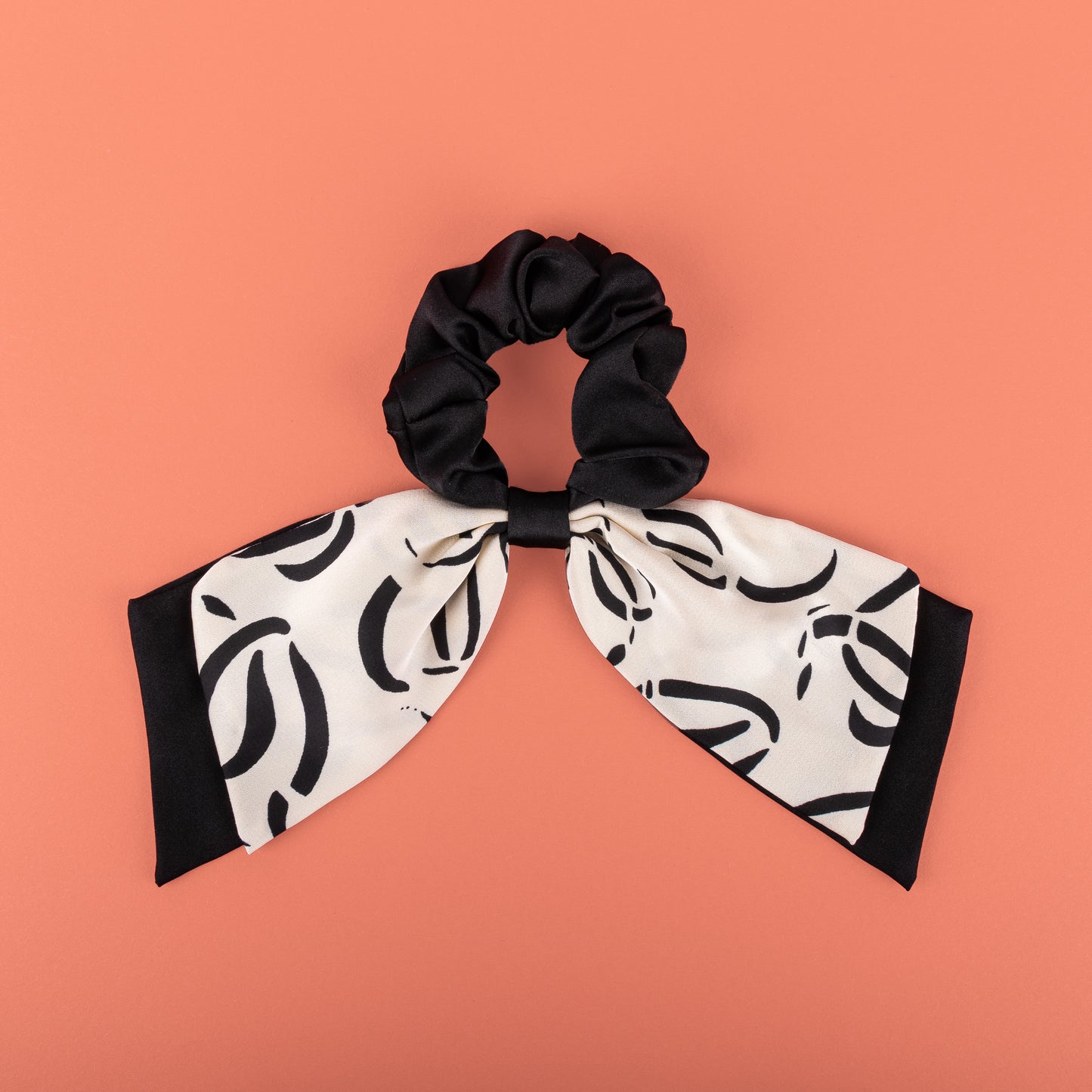 Scrunchie with ribbon